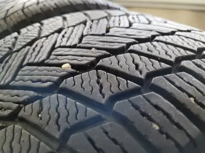 2 x 225/40/18 MICHELIN x ice snow WINTER tires 90% tread left Dot2021 very good conddition for merce...