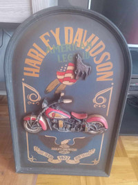 Cadre de Harley Davidson Américan Legend en bois.
