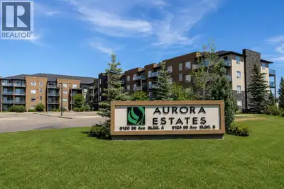 This bright 2 bedroom, 2 bathroom ground floor condo offers the perfect blend of comfort, convenienc...