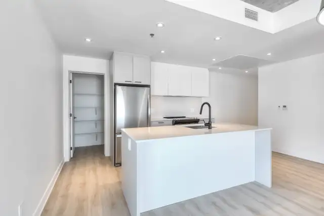 4.5 condo appartement luxe à louer à Outremont-Milhaus in Long Term Rentals in City of Montréal - Image 4