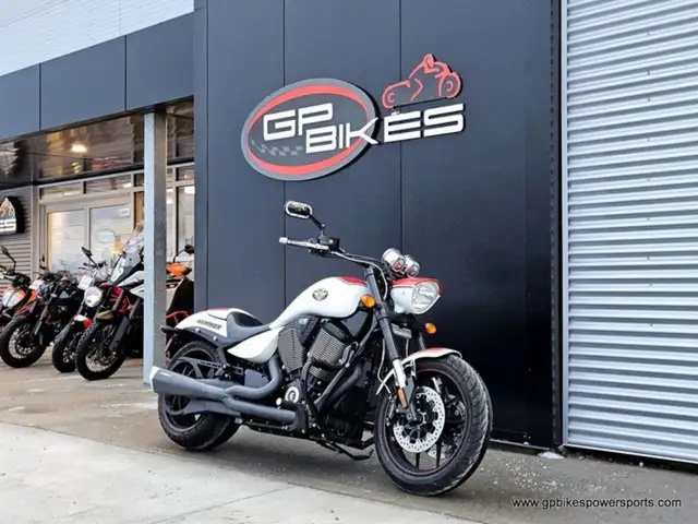 2012 Victory Motorcycles Hammer in Sport Touring in Oshawa / Durham Region - Image 2