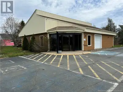 Grande bâtisse commerciale en très bon état de 42 x 50. Cet établissement pourrait être utilisé comm...