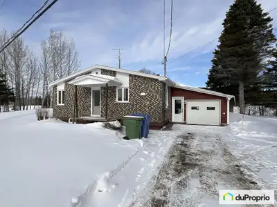Belle maison en brique et garage en canexel jumelé avec grand terrain de 23,000 pieds carrés et beau...