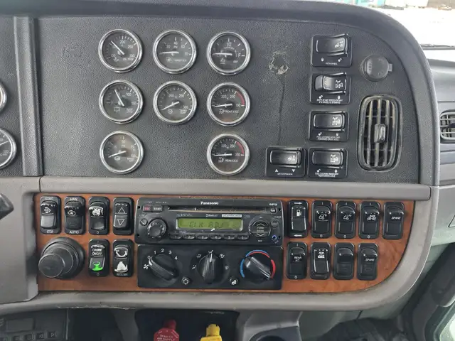 2012 PETERBILT 388 in Heavy Trucks in Saskatoon - Image 24