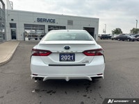Recent Arrival! Odometer is 40732 kilometers below market average! Super White 2021 Toyota Camry Hyb... (image 4)