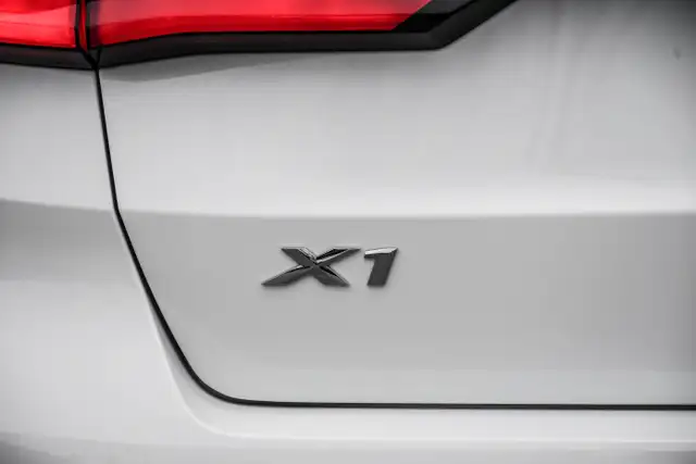 2025 BMW X1 xDrive28i AWD * Cuir * Carplay et Android        * L in Cars & Trucks in City of Montréal - Image 29