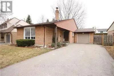 Welcome to 47 Stoddart Drive, nestled in the established Aurora Highlands neighbourhood! This detach...