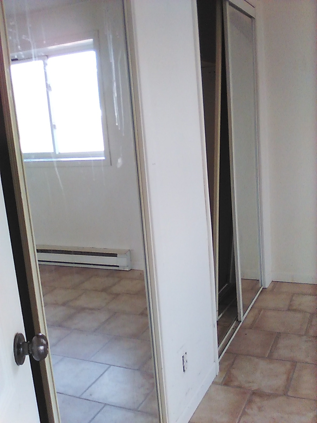 1er AOUT TRES GRAND 4.5 CHAUFFER  ÉCLAIRER  153 VACHON TR $1050 — photo 1