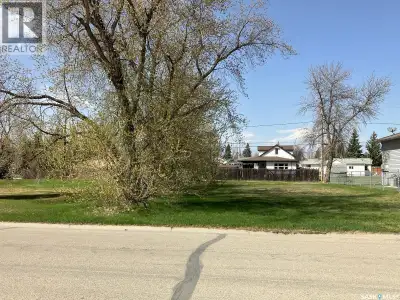 This 0.28 acre vacant double lot (100x125' combined size, 619&621 10th Ave W) would be great to buil...