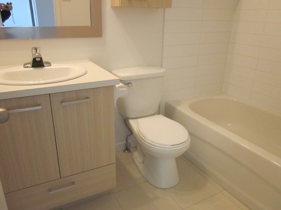 MAGNIFIQUE 3 1/2 IMMEUBLE AVEC PISCINE INTÉRIEURE 5
