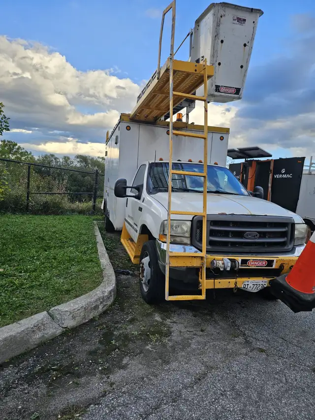 bucket truck RH 44d