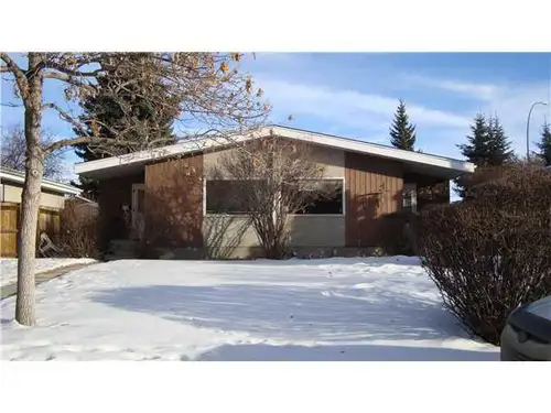 This is a bright, modern, beautiful upper level of a 4plex. Washer/dryer in suite too. Utilities Inc...