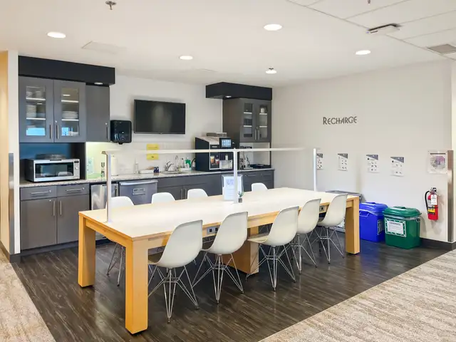 Office space for rent for 1 person in Purdy's Wharf in Commercial & Office Space for Rent in City of Halifax - Image 13