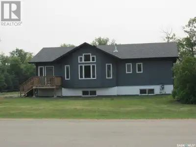 Welcome to 660 Park Road, Zenon Park, SK! This 1393 sq ft home built in 2017 boasts 4 bedrooms (2 up...