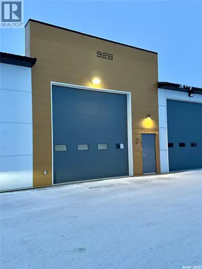 This 992 sq ft unit is available for immediate possession and features: a 2 pc washroom, 14x14 power...