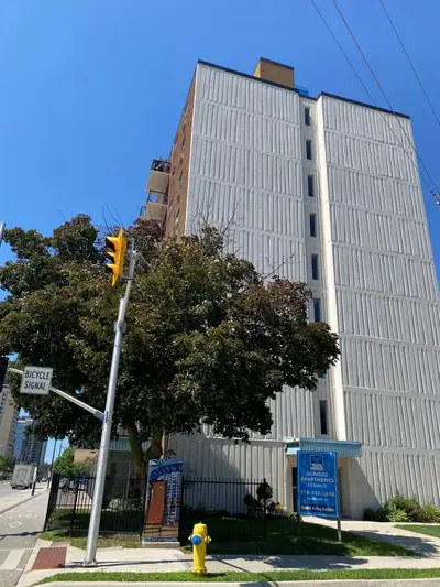 Downtown 2 BD APT with Balcony