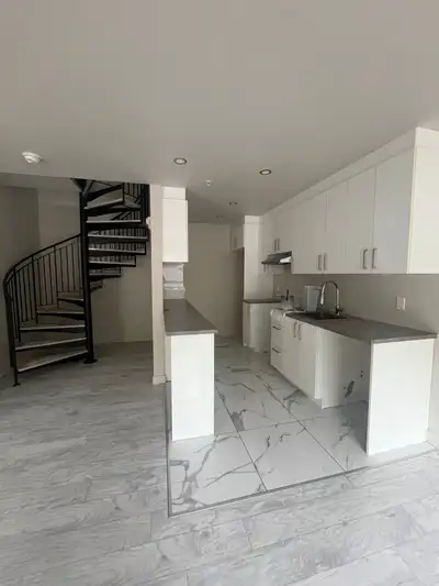 5 sur deux étages ! 600-640 rue Franklin, Québec (G1N 2L2) Occupation immédiate ou 1er juillet 2025!...