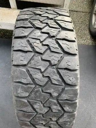 a nice heavy duty all terrain Nitto tire in great shape with lots of tread (1 TIRE ONLY) size LT 275...