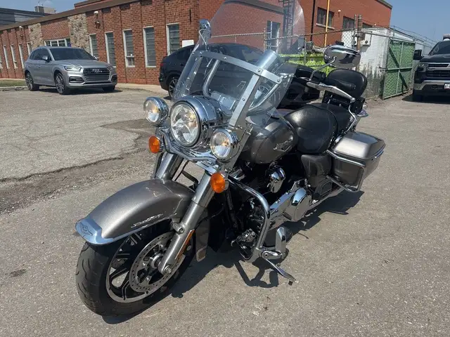 2017 Harley-Davidson Road King ~ VANCE & HINES ~ CANADIAN ~ 107C in Sport Touring in City of Toronto - Image 4