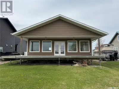 Welcome to 612 Westview Drive at Leslie Beach — the perfect summer retreat! This fun and friendly 3-...