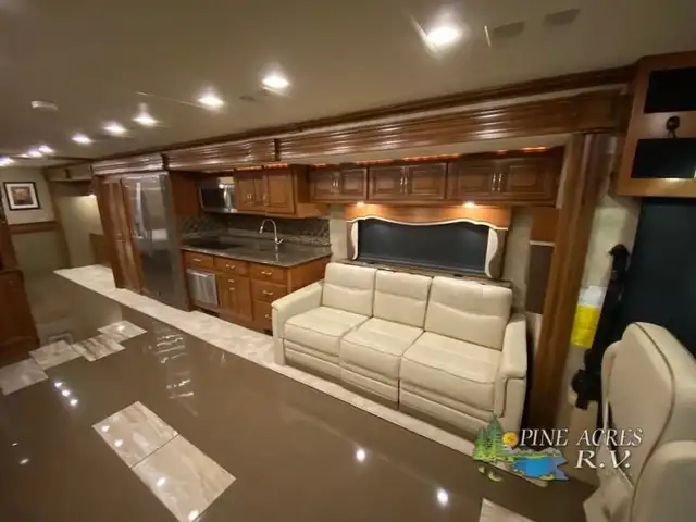 2015 Fleetwood RV Providence 42M only 027,446 Miles in RVs & Motorhomes in Moncton - Image 9