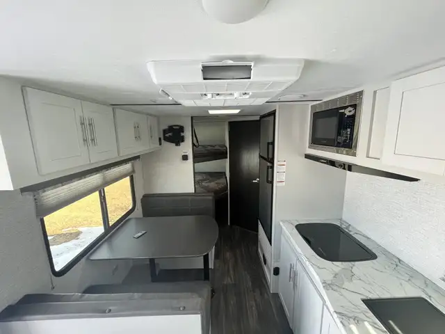 2021 KEYSTONE BULLET CROSSFIRE 2200BH21 (FINANCING AVAILABLE) in Travel Trailers & Campers in Kelowna - Image 9