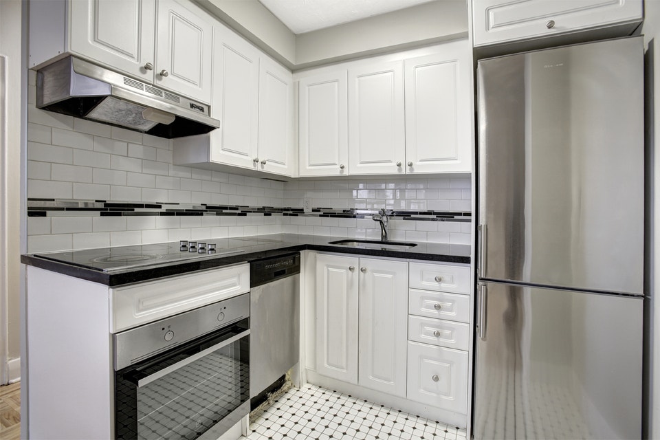 Parkdale Studio (Bachelor) Apartment for Rent - 140, 146 Jameson 2
