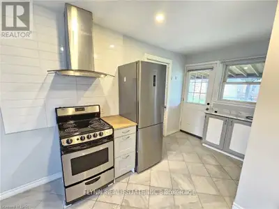 Welcome to 99 Golden Boulevard West, Welland! This cozy and affordable two-level apartment offers a...