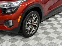 LEATHER HEATED/VENTILATED SEATS, HEATED STEERING WHEEL, SUNROOF, HEADS UP DISPLAY, BOSE AUDIO, LANE... (image 4)