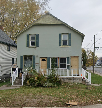 Great central location, Available April 1! Located at the corner of Third and Morrison. Walking dist...