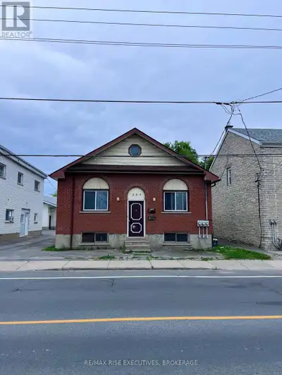 UNIT 2 - REAR - 284 MONTREAL STREET Kingston (East of Sir John A