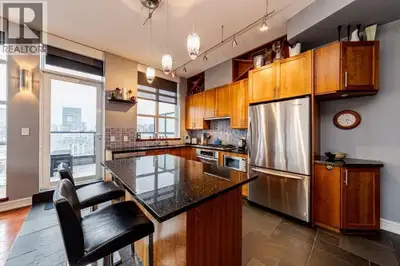 This northeast facing Yaletown Vancouver corner suite at the Brava offers 2 bedrooms and den, 2 bath...