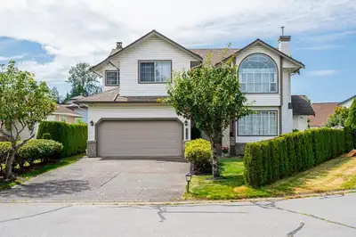Wonderful family home in EAGLECREST! Pristine cleanliness from Top to Bottom + A/C for your warm day...