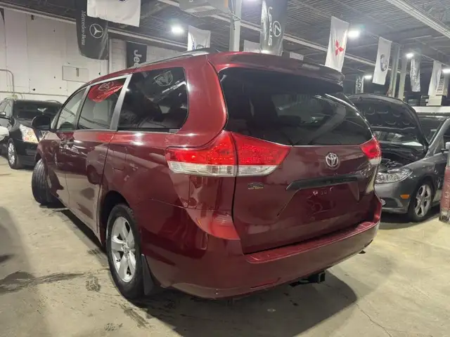 2011 Toyota Sienna LE in Cars & Trucks in City of Montréal - Image 7