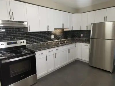 ********NEW OWNERSHIP & NEW MANAGEMENT******** GORGEOUS FULLY RENOVATED THREE BEDROOM APARTMENT SUIT...