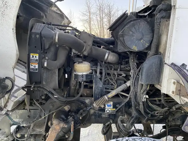 2005 PETERBILT 335 in Heavy Trucks in Saskatoon - Image 11