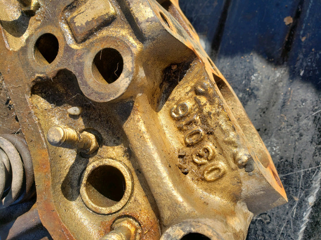 Mack Cylinder Head in Heavy Equipment Parts & Accessories in Renfrew - Image 3