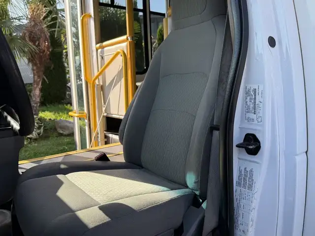 2016 Ford E-350 Econoline Super Duty 8 Passenger Wheelchair Acce in Heavy Trucks in City of Montréal - Image 28