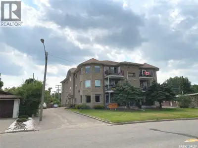 Welcome to this beautifully renovated, top-floor, south-facing condo located at 561 Broadway St W, F...