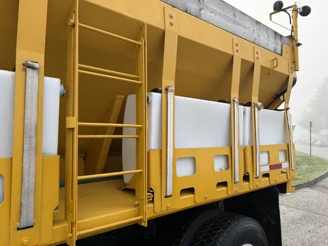 2016 International WorkStar 7400 14 Foot Dump Truck with 11 Foot in Heavy Trucks in Edmonton - Image 16