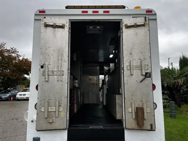 2005 Morgan Olson Workhorse 14 Foot Step Van with Shelving in Heavy Trucks in City of Montréal - Image 22