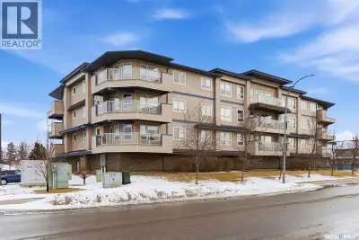 This beautiful top-floor condo in sought-after Windsor Park offers a bright, spacious layout and stu...