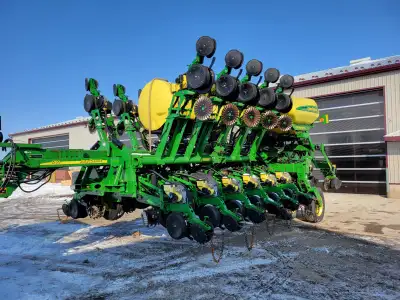 16/31 Row. Row command electric clutches. Hydraulic drive. Air downforce. Corn and bean plates. Pro...