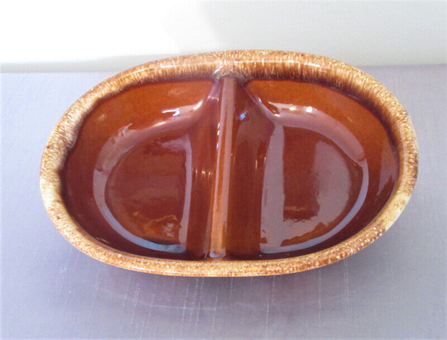 Vintage HULL Brown Drip Divided Serving Bowl, HP Co. Oven Proof dans Art et objets de collection  à Ville de Montréal - Image 2