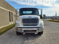 Ryder Stock ID: 295066 Transmission Type/Speed: AUTO 10 Engine: DIESEL DD13'17 370/1650 Horse Power:... (image 1)