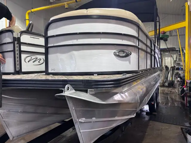 2018 Manitou 24 ENCORE PONTON 3 QUILLES DE LUXE, AVEC DEUX MOTEU in Powerboats & Motorboats in Lac-Saint-Jean - Image 38