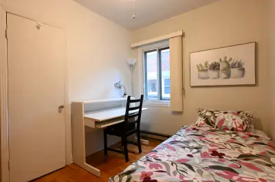 Nice private room for a female, métro Jolicoeur, 660$/m