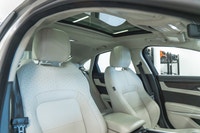 Jaguar XF P300 AWD R-Dynamic SE 2022: - Extérieur métallisé argent SILICON sur intérieur en cuir bla... (image 2)