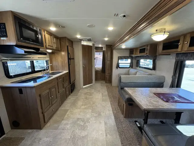 2018 ,Flagstaff,Shamrock 21SSL in Travel Trailers & Campers in Kamloops - Image 5