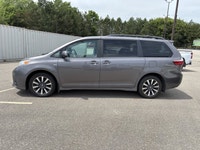 // ACCIDENT FREE!! // This 2018 Toyota Sienna LE AWD is a smart choice for busy family life in Cayug... (image 1)